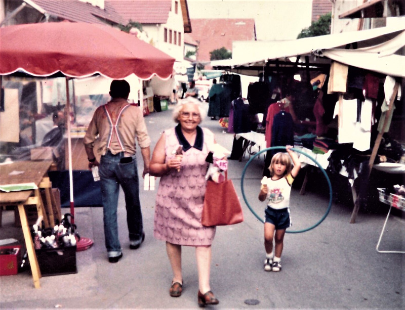 Emma Schnaidt uff am Märkt 1983, in ihrem Revier, in der Ondera Gass